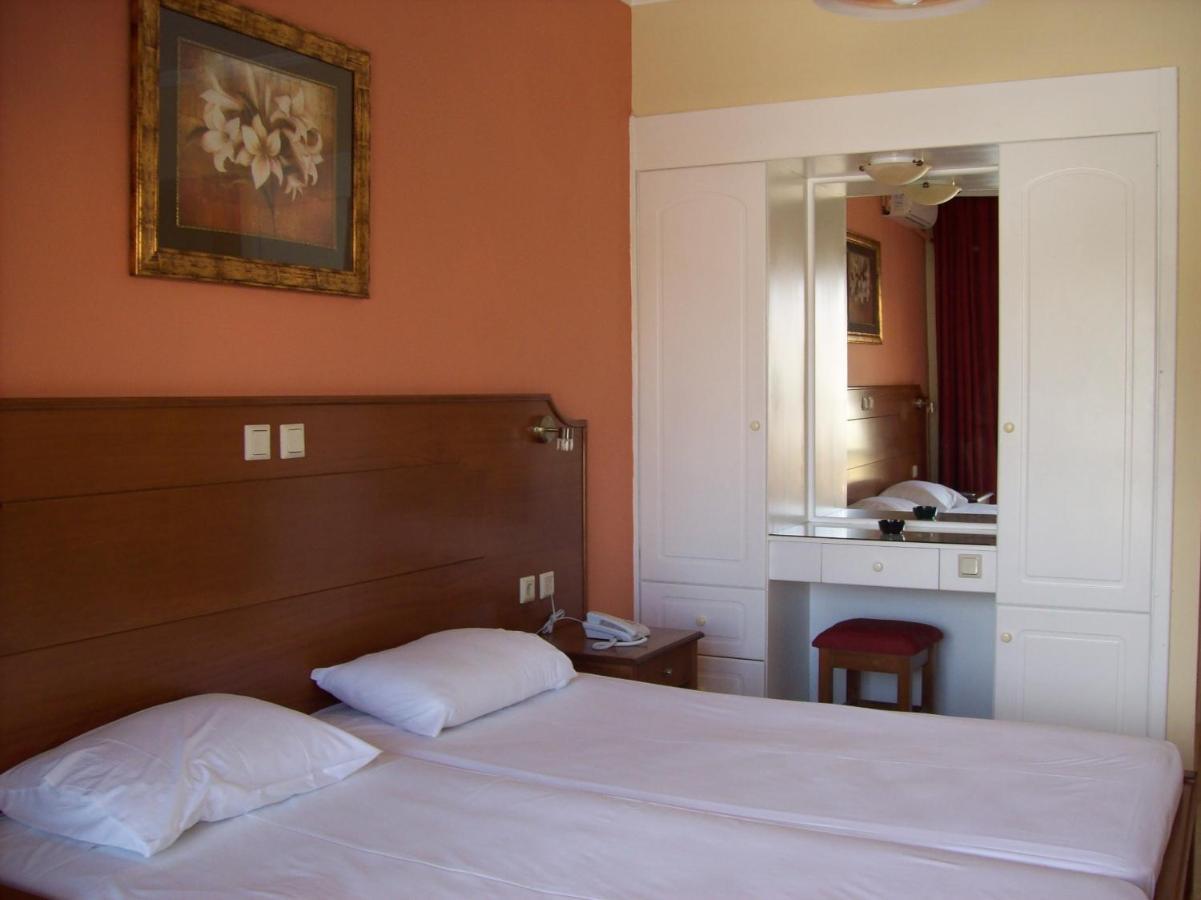 Thomas Bay Hotel Агиос Стефанос Экстерьер фото