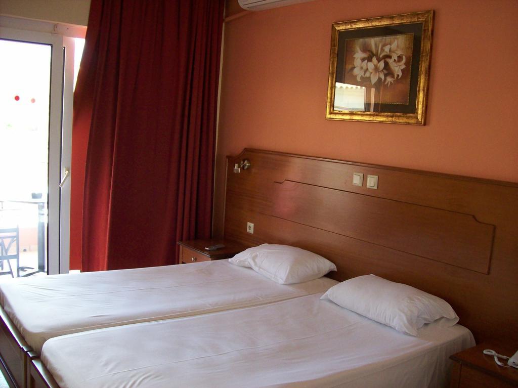Thomas Bay Hotel Агиос Стефанос Экстерьер фото