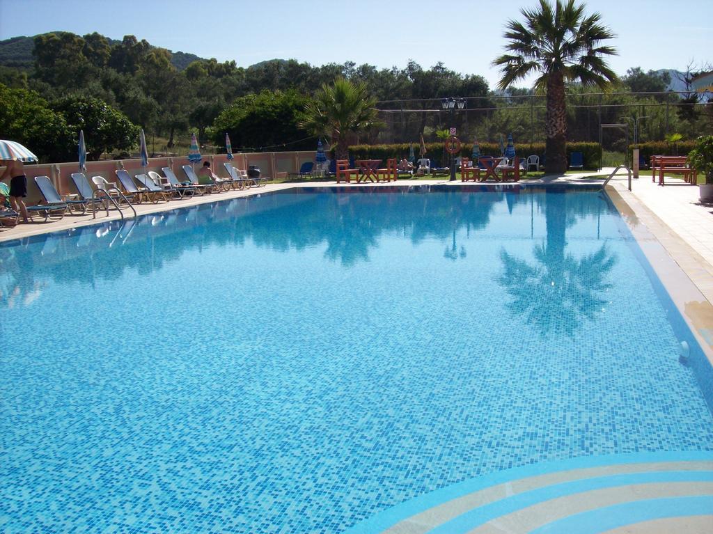 Thomas Bay Hotel Агиос Стефанос Экстерьер фото