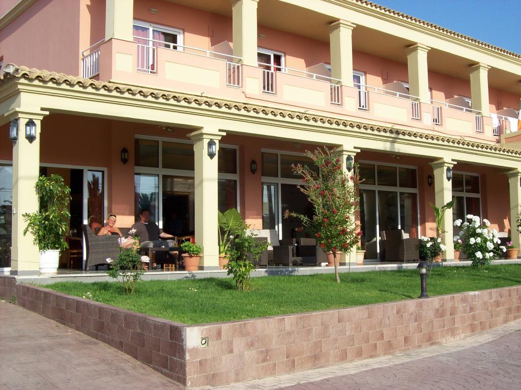 Thomas Bay Hotel Агиос Стефанос Экстерьер фото